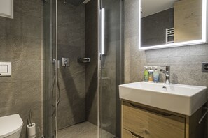 Deluxe Apartment | Bathroom shower - Apartment in Chalet Pizzo Fiamma  (Zermatt)