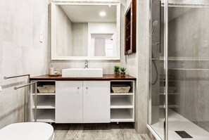 Douche, sèche-cheveux, serviettes fournies, savon