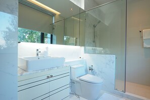 Luxury Apartment | Bathroom