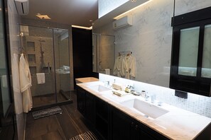 Departamento de lujo | Baño | Tina profunda, regadera tipo lluvia, amenidades de baño gratuitas 
