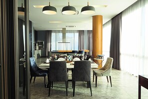 Luxury-Apartment | Essbereich im Zimmer
