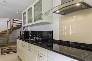 Deluxe Duplex, 3 Bedrooms, Fireplace, Mountain View | Private kitchen