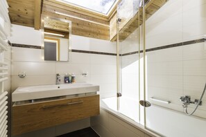 Duplex Deluxe - 4 sovrum - eldstad - utsikt mot bergen | Badrum | Badkar och dusch, djupt badkar, gratis toalettartiklar och hårtork