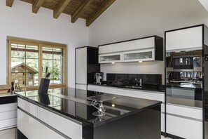 Deluxe-Maisonette, 4 Schlafzimmer, Kamin, Bergblick | Eigene Küche | Kühlschrank, Ofen, Geschirrspüler, Espressomaschine