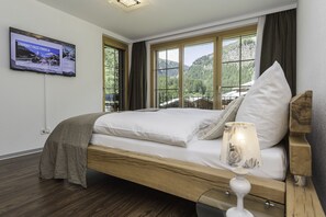 Deluxe Apartment, 3 Bedrooms (1st Floor) | Hypo-allergenic bedding, down comforters, individually decorated - Chalet Monte Cristo (Zermatt)