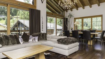 Alloggio Deluxe su due livelli, 4 camere da letto, caminetto, vista montagna | Soggiorno | TV a schermo piatto, caminetto, lettore DVD