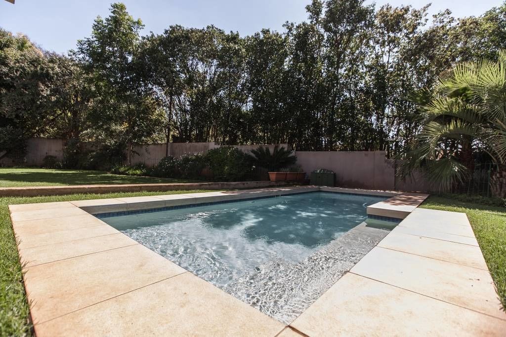 حمّام سباحة خارجي، مظلات على حمّام السباحة، مقاعد للتشمس