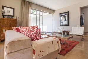 Lobby sitting area - Houghton Place (Johannesburg)