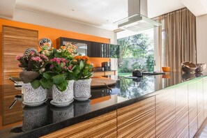 Refrigerador, microondas, placa de cocina, cafetera expreso