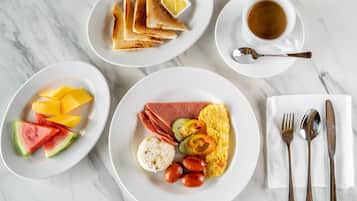 Se sirven desayunos, almuerzos y cenas; cocina local e internacional