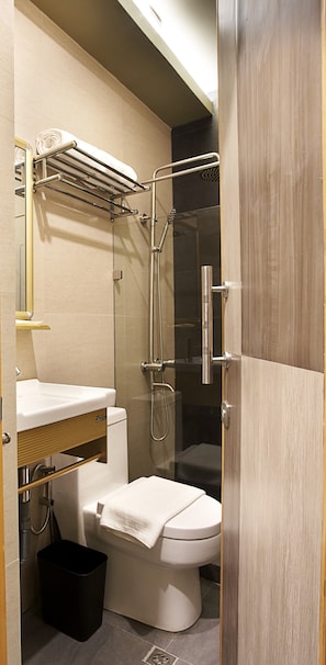 Shower, free toiletries, hair dryer, slippers - Felicity Island Hotel (Lapu-Lapu)