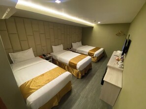 Studio Quadruple Room | Camas Select Comfort, minibar y caja de seguridad en la habitación