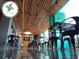 Se sirven desayunos, almuerzos y cenas; cocina local e internacional