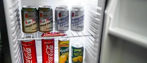 Ein Kühlschrank mit sechs Dosen San Miguel Pale Pilsner, zwei Dosen Coca-Cola und zwei Dosen philippinischer Mango-Nektar.