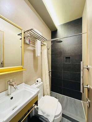 Shower, free toiletries, hair dryer, slippers - Felicity Island Hotel (Lapu-Lapu)
