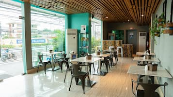 供應早餐、午餐、晚餐;本地及多國菜