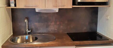 Kühlschrank, Mikrowelle, Herdplatte, Geschirrspüler