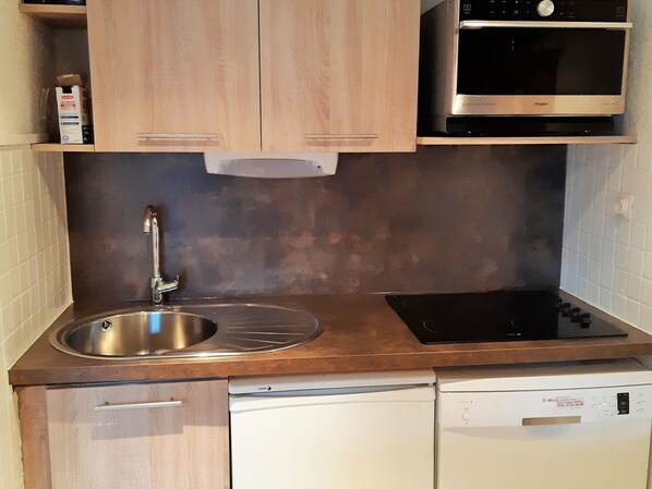 Refrigerador, microondas, placa de cocina, lavavajillas