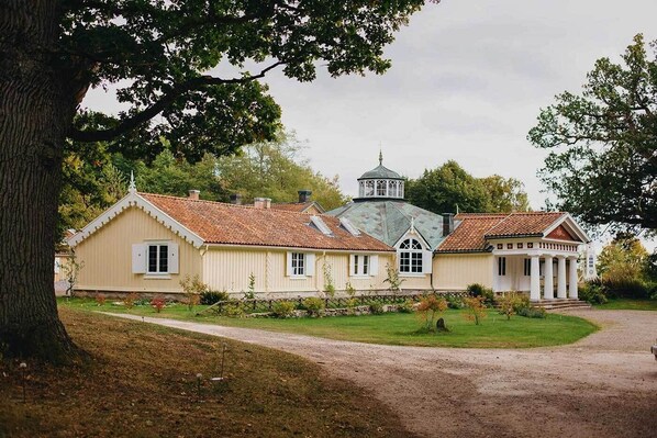 Front of property - Skärva Herrgård (Nättraby)