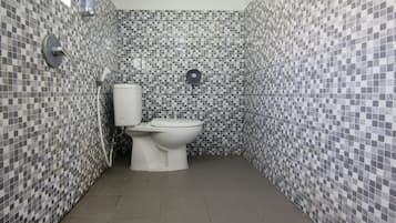 Kamar Twin Standar | Kamar mandi | Shower dan handuk