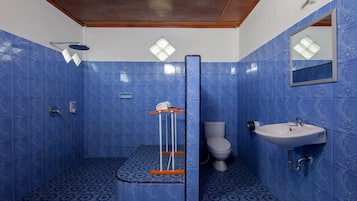 Deluxe Double Room | Bathroom | Shower, towels