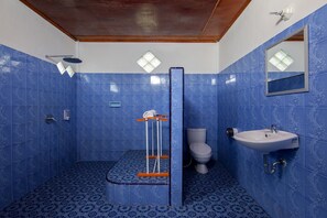Deluxe Double Room | Bathroom | Shower, towels