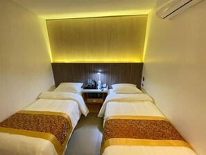 Standard Twin Room | In-room safe, desk, iron/ironing board, free WiFi