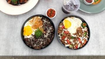 Uma mesa com diversos pratos, incluindo arroz, carne e legumes, sugerindo uma refeição.