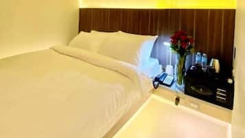 Standard Queen | In-room safe, desk, iron/ironing board, free WiFi