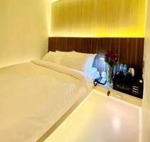 Standard Queen | 1 bedroom, in-room safe, desk, iron/ironing board