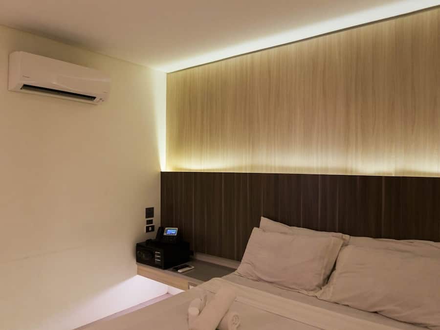 Caja de seguridad en la habitación y escritorio