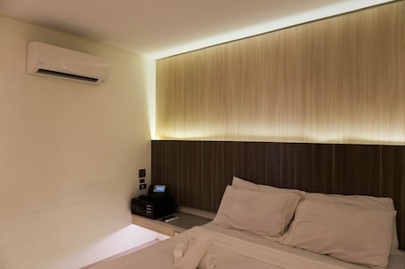 标准房, 1 张大床 | 客房内保险箱、办公桌、熨斗/熨板、免费 WiFi