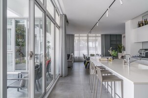 Free daily English breakfast 