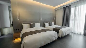 Familie vierpersoonskamer | Donsdekens, individueel gemeubileerd, een bureau, een laptopwerkplek