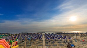Privat strand, solsenger, parasoller og strandhåndklær