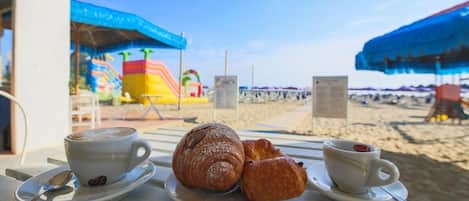 Spiaggia privata, lettini da mare, ombrelloni, teli da spiaggia