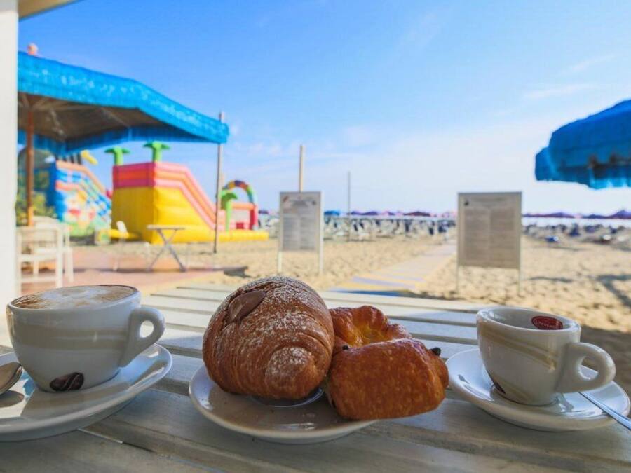 Pantai pribadi, kursi berjemur, payung pantai, dan handuk pantai