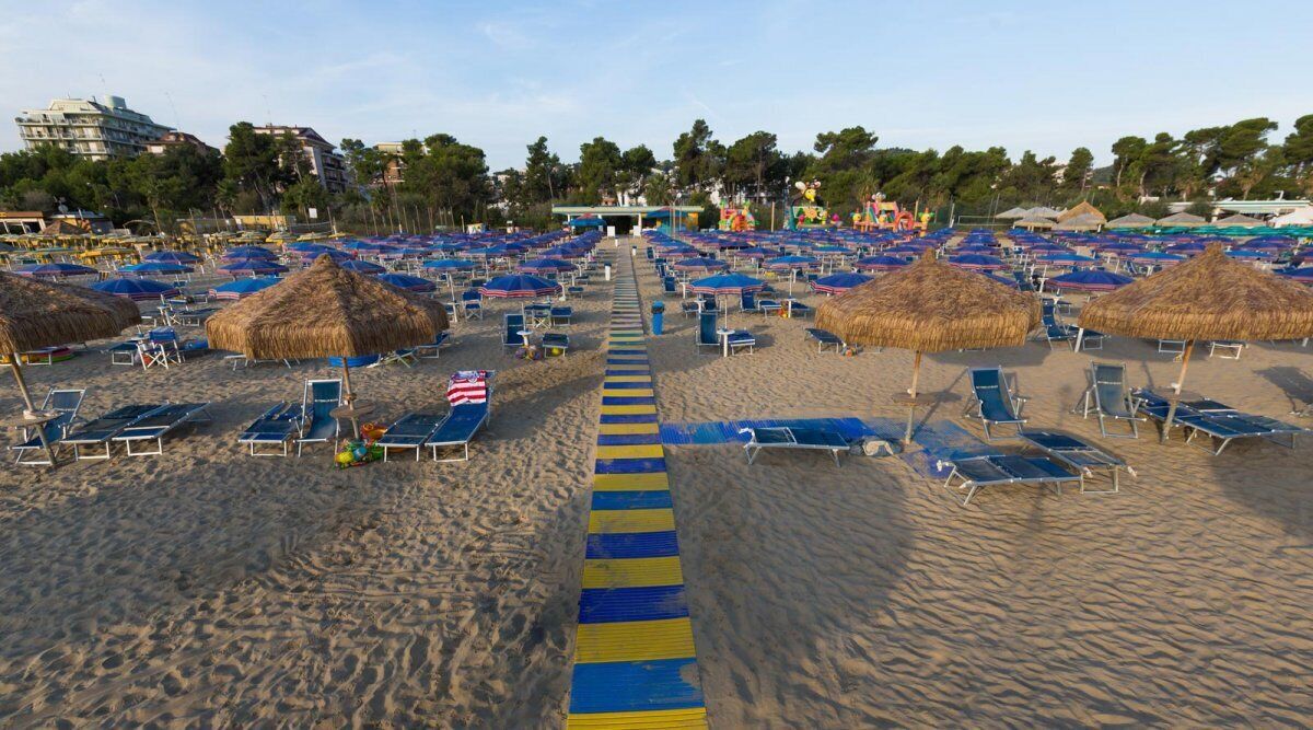 Privatstrand, Liegestühle, Sonnenschirme, Strandtücher