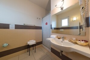 Habitació doble superior | Bany | Dutxa, articles de tocador gratuïts, assecador de cabells i sabatilles 