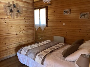 2 bedrooms, iron/ironing board, travel crib, free WiFi - Welcome to Soleil, à la Neige, a pleasant family resort where life is good! (Eyne)