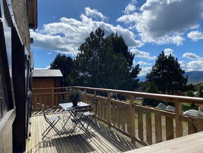 Outdoor dining - Welcome to Soleil, à la Neige, a pleasant family resort where life is good! (Eyne)