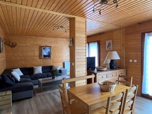Smart TV, books - Welcome to Soleil, à la Neige, a pleasant family resort where life is good! (Eyne)