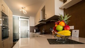 Geladeira, micro-ondas, fogão, cooktop