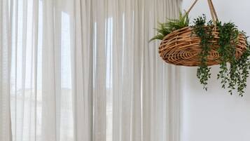 Apartamento City, 2 habitaciones, balcón | Zona de estar | Smart TV de 52 pulgadas con canales digitales, una televisión