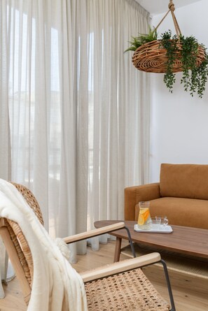 Apartemen Kota, 2 kamar tidur, balkon | Area keluarga | Smart TV 52-inci dengan saluran TV digital, TV, dan Netflix