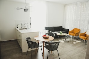 Apartemen Kota, 1 kamar tidur, balkon | Area keluarga | Smart TV 52-inci dengan saluran TV digital, TV, dan Netflix