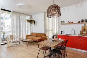 Apartemen Kota, 2 kamar tidur, balkon | Area keluarga | Smart TV 52-inci dengan saluran TV digital, TV, dan Netflix