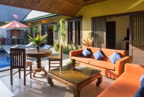 1 Bedroom with Private Pool Villa | Area keluarga | Smart TV 50-inci dengan saluran TV satelit dan TV