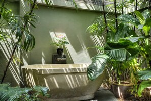 高级别墅 | 浴室 | 吹风机、毛巾