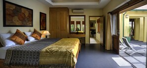 A hotel room with a bed, pillows, a lamp, a wardrobe, and a view of the outside. - Hideaway Villa (Koh Samui)